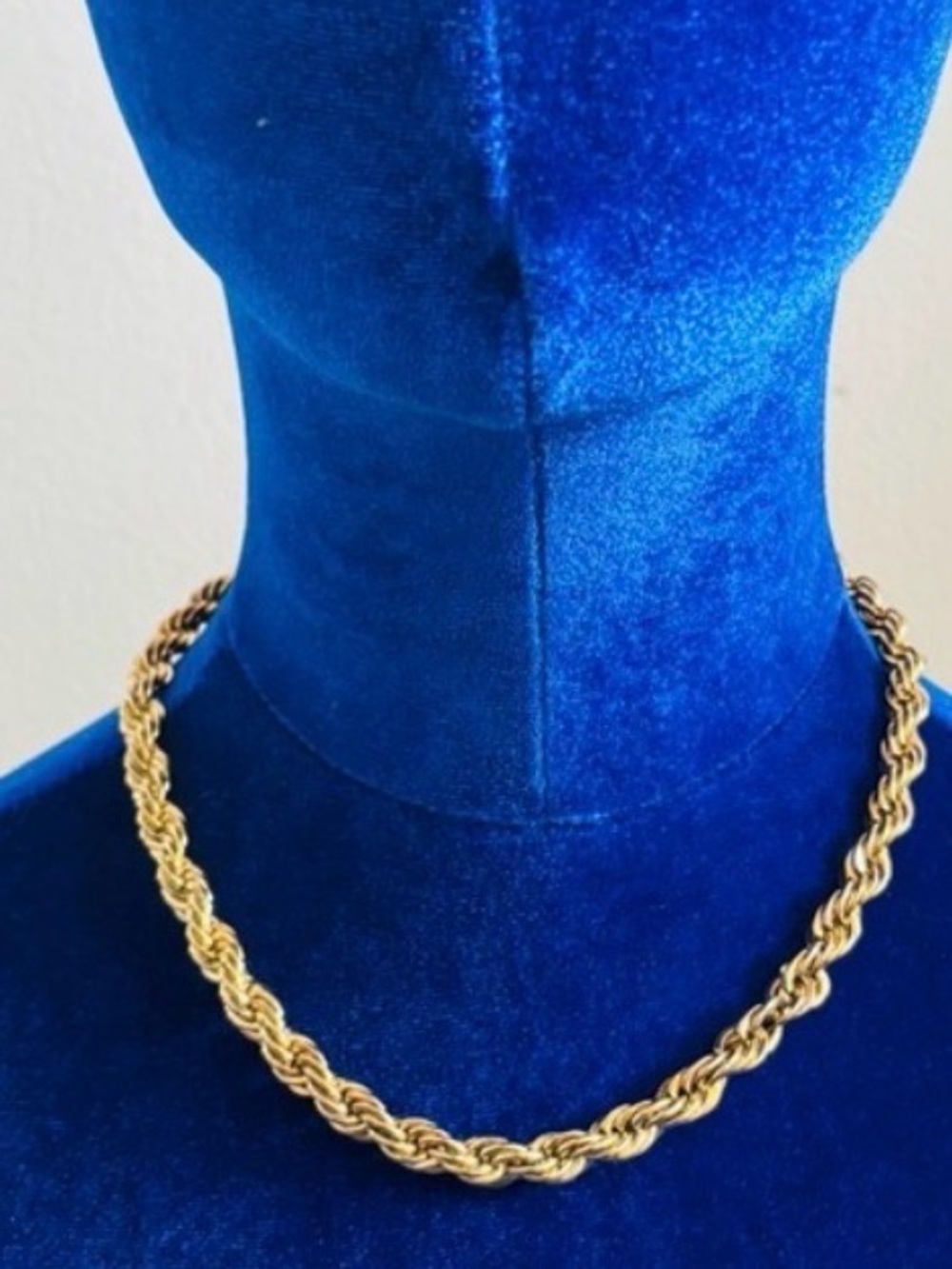 Roped Diamond cut gold toned chain. Unisex 17”-17.5”